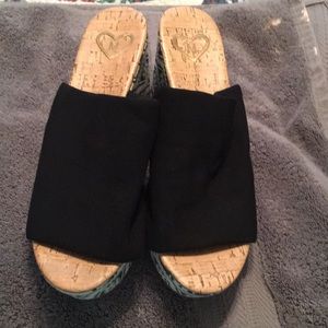 Black wedges with design